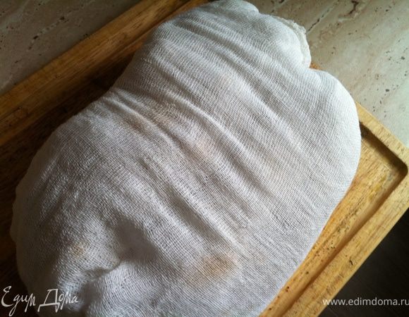 Завернуть мяско в марлю или х/б полотенце и отправить в холодильник еще МИНИМУМ на 12 часов. Рекомендую увеличить это время до двух-трех суток!