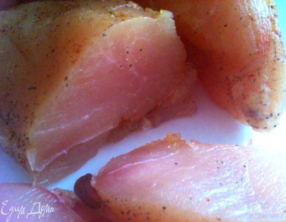 Т.е. мясо полностью готово через сутки с начала приготовления. Чем дольше мяско пролежит в марле в холодильнике, тем на мой взгляд, оно станет вкуснее. Я обычно выдерживаю его в марле не менее 3-х суток. Если Вы любите подсушенное вяленое мяско, можно подвесить его при комнатной температуре и провялить таким образом пару дней (вешать лучше на кухне на карниз и чаще проветривать помещение). Получится еще вкуснее!