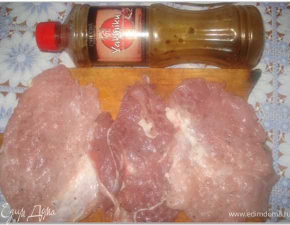 Мясо поперчить, сбрызнуть лимонным соком и оставить на 5 минут. Затем обмакнуть в маринад с двух сторон и оставить на 20 минут, накрыв пленкой. Я очень люблю использовать маринад Якиники. Мясо получается очень вкусным, нежным и сочным при жарке.