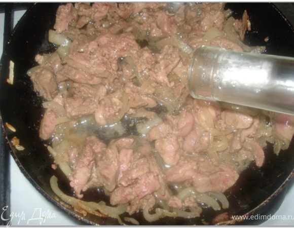 Печень куриную нарезать соломкой. лук почистить и нарезать полукольцами. Разогреть масло на сковороде и олбжарить лук до золотистого цвета, добавить печень и еще жарить минут 5, затем добавить вино, соль, перец и тушить пока не выпарится вино.
