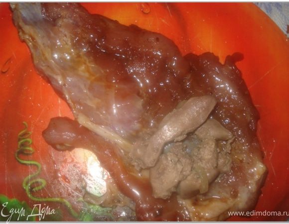 Перец нарезать полосками. На ломтик мяса положить печень с луком