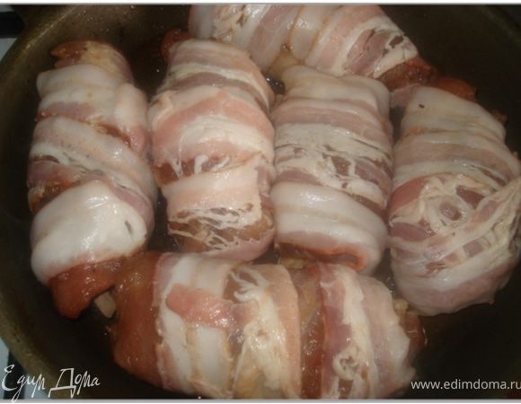 Завернуть рулетом и обернуть полоской бекона.