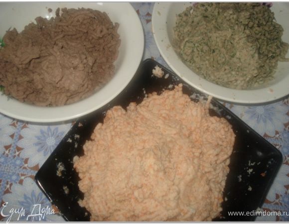 Каждый вид мяса пропустить через мясорубку с вымоченной булкой и луковицей. Свинину/говядину пропустить с салом. Куриные грудки пропустить с морковью вареной (но лучше взбить морковь в блендере в пюре, а затем добавить в мясо).