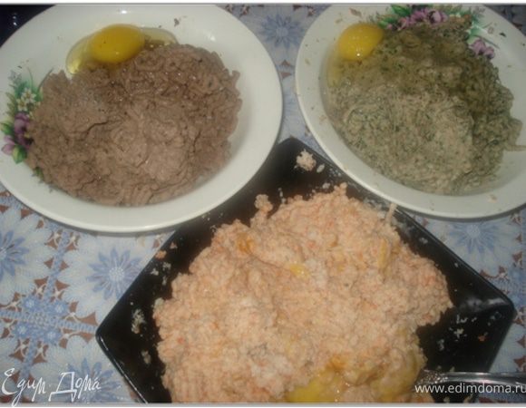 В каждый фарш добавить по яйцу, посолить, поперчить и хорошо вымешать.