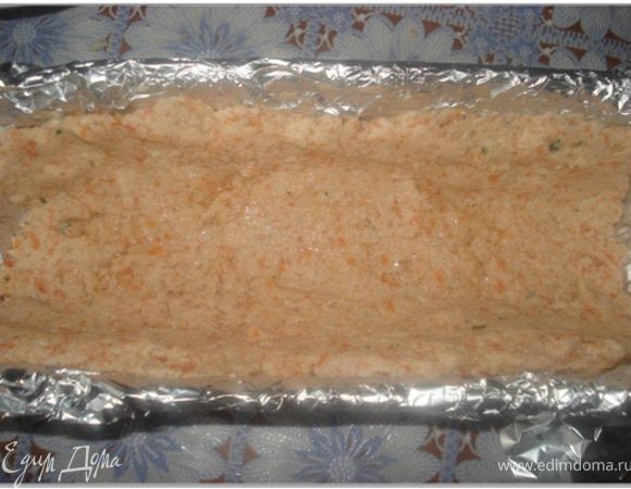 Форму застелить фольгой, смазать растительным маслом. Выложить часть куриного фарша покрыв стенки и дно формы. Затем смазать его сливочным маслом.