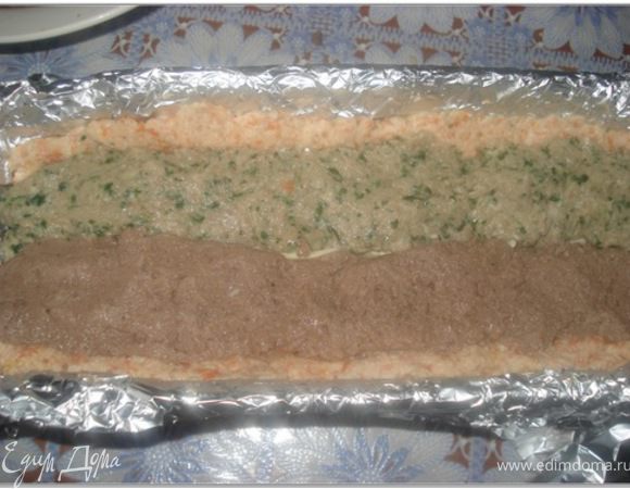 Затем выложить полоской вдоль паштет из свинины и рядом полоску паштета из печени.