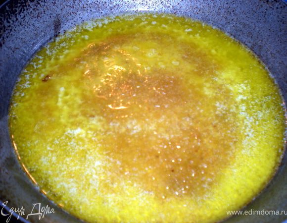 Посыпать 1 столовой ложкой сахара.