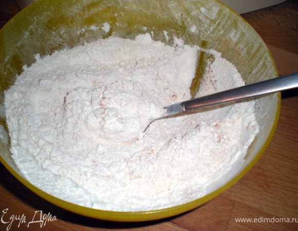 Смешать муку с разрыхлителем и корицей.Добавить к яйцам.Хорошенько перемешать.Соединить с обжаренной смесью.