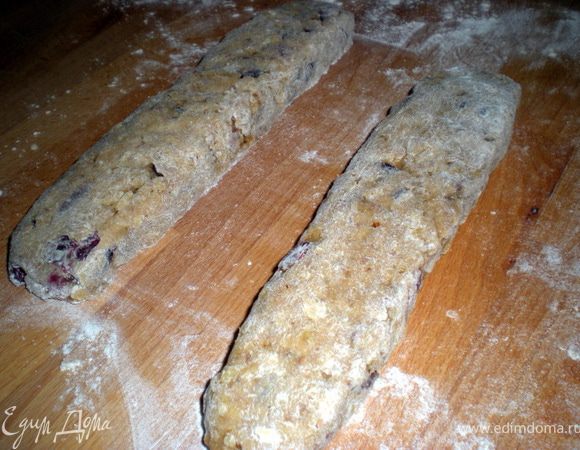 Из полученного теста сформировать две приплюснутые колбаски.