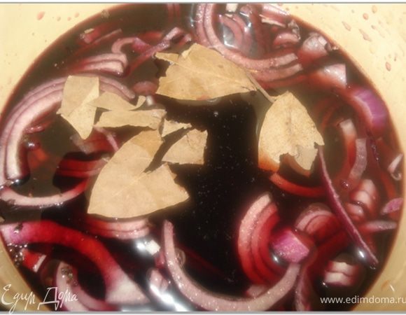Маринад для сельди из красного вина: лук нарезать полукольцами. Гвоздику и перец растолочь в ступке. В кастрюлю влить вино, бренди, винный уксус, добавить лук, перец, гвоздику, лавровый лист, сахар. Довести до кипения и кипятить 2 минуты.