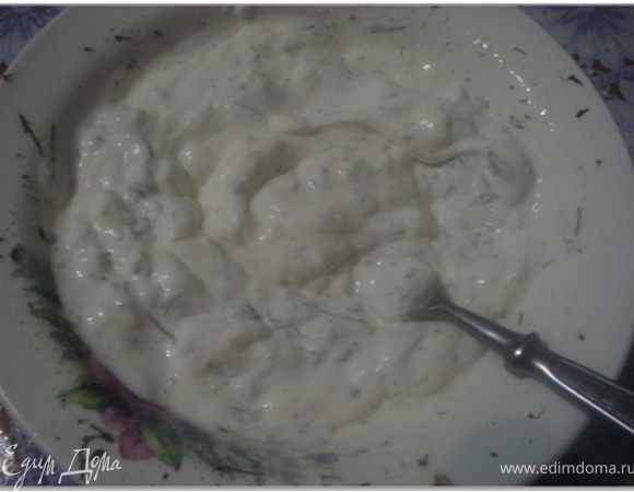 Сметанный соус с укропом: лук почистить и нарезать мелкими кубиками. В чашке смешать жидкую и густую сметану, добавить лук, соль, щепотку сахара, лимонный сок, мелко нарезанный укроп.