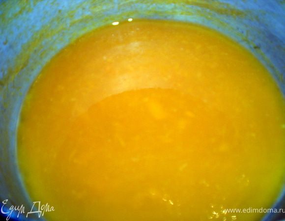 Тыкву отварить в небольшом количестве воды и превратить в пюре.