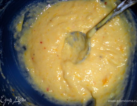 Картофель отварить до готовности,воду слить и превратить в пюре и соединить с тыквой.Бульон с тыквы я не сливала,но если жидкости получится мало,то добавим молоко.Добавляем яйца,соль,приправы и муку.Тщательно перемешать.