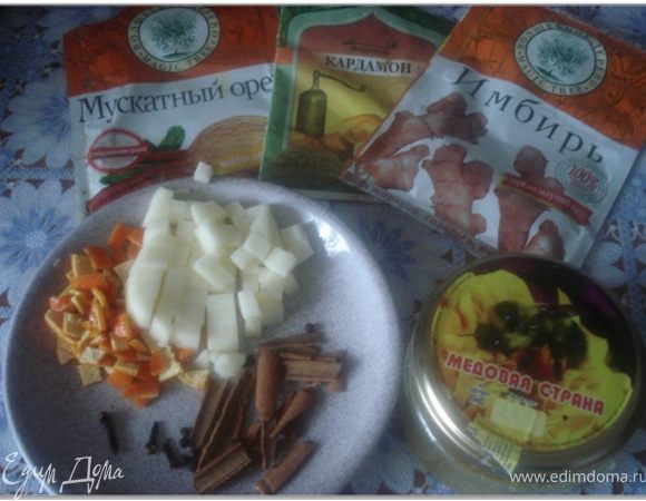 Кожуру апельсина нарезать кубиками. Яблоко очистить, удалить сердцевину и нарезать мелкими кубиками. палочку корицы поломать.