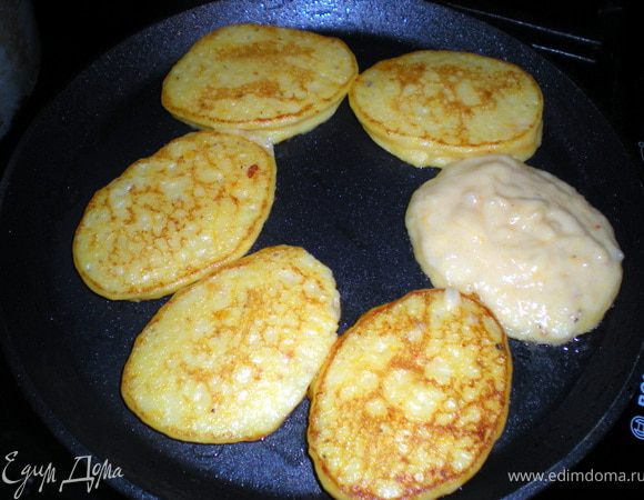 Выкладываем ложкой на раскаленную сковороду и обжариваем с двух сторон.