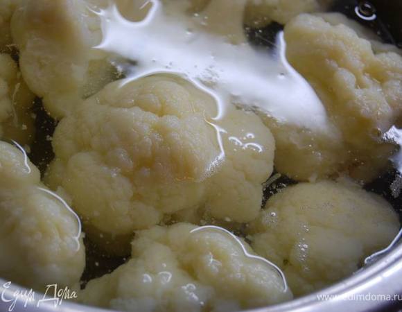 Для гарнира приготовим овощи в соусе бешамель. Для этого сварим в подсоленной воде разобранную на соцветия цветную капусту (5 мин.)