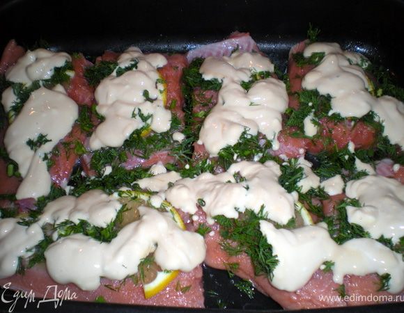 Полить сметаной.