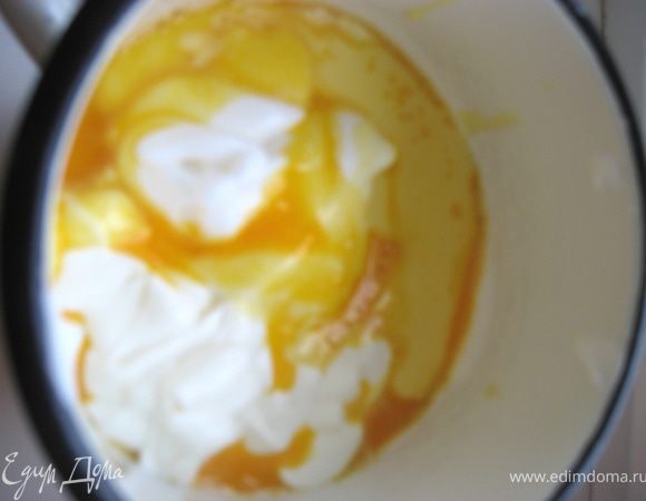 Добавить желтки, сметану, растопленное охлажденное  масло, муку и разрыхлитель. Аккуратно перемешать. 
