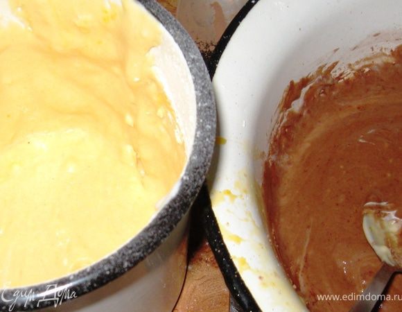 Поделить тесто пополам. В одну половину добавить  какао.