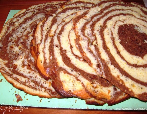 Тесто делим на три части. Пропитываем пропиткой.