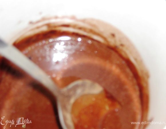 Делаем шоколадную помадку. Все ингредиенты смешиваем, на медленном огне доводим до однородности.  Даем время остыть.