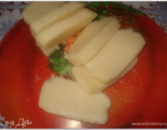 сыр нарезать на кусочки толщиной 1-1,5 см.