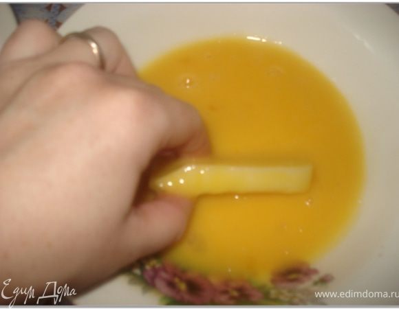 Взбить яйца. Обмакнуть кусок сыра сначала в яйце.