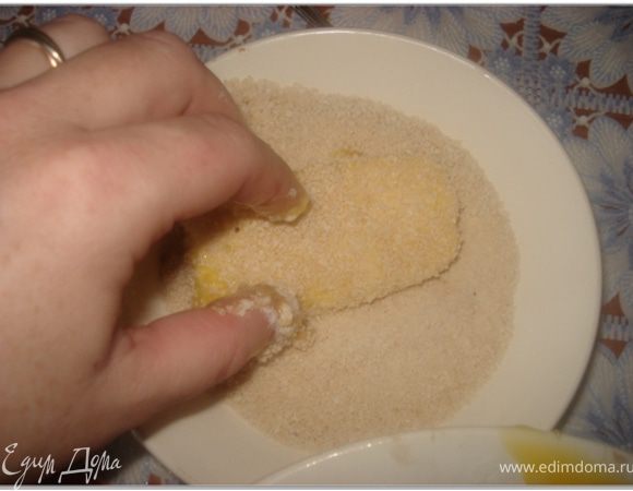 Затем в панировачных сухарях. обваливать нужно хорошо, чтобы сухари покрыли всю поверхность иначе сыр "убежит".