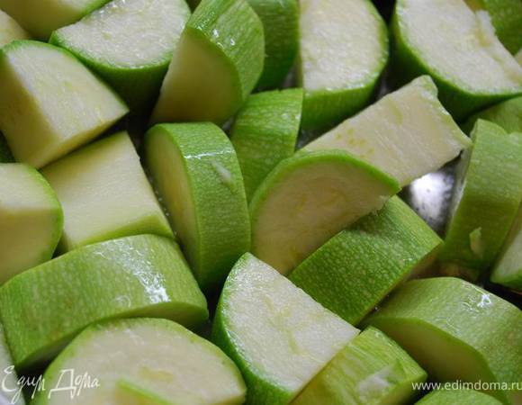 Припустим в небольшом количестве растительного масла кабачки.