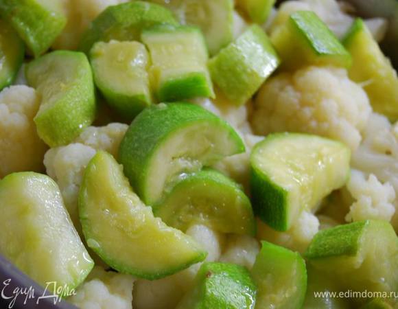 Выложим овощи слоями.