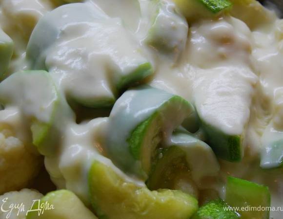 Зальем соусом и протушим на медленном огне под крышкой минут 10-15.