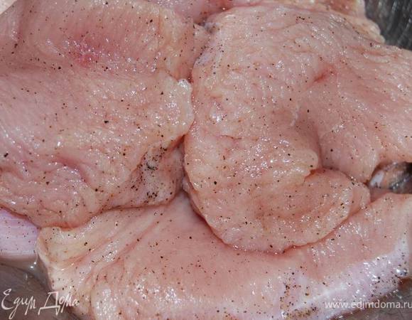 Филе индейки разделаем на небольшие медальоны. Посолим и поперчим их.