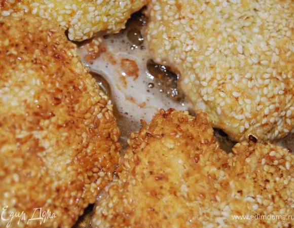 Обжарим в разогретом масле до румяной корочки по 3-5 минут с каждой стороны.