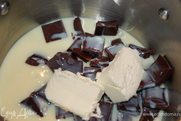 В кастрюлю с толстым дном положить поломанный шоколад, сгущенное молоко, масло и соль.