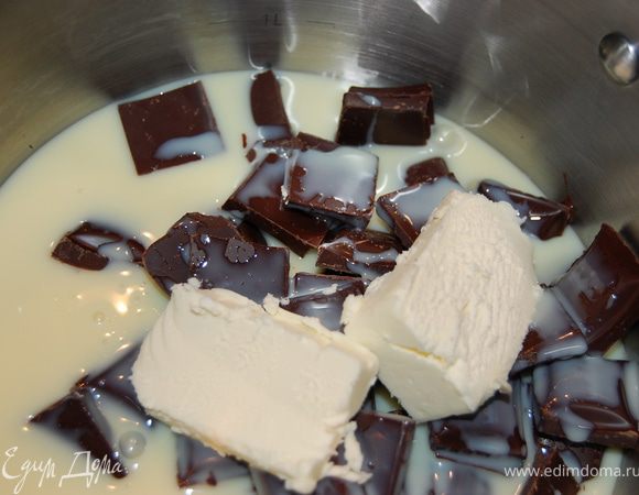 В кастрюлю с толстым дном положить поломанный шоколад, сгущенное молоко, масло и соль.