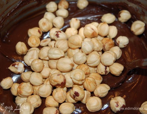 Снять с огня. Добавить орехи