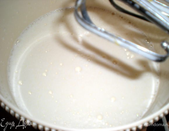 <font style="vertical-align: inherit;"><font style="vertical-align: inherit;">Яйца взбиваем с сахаром. </font><font style="vertical-align: inherit;">Добавляем молоко и растительное масло, хорошо взбиваем.</font></font>