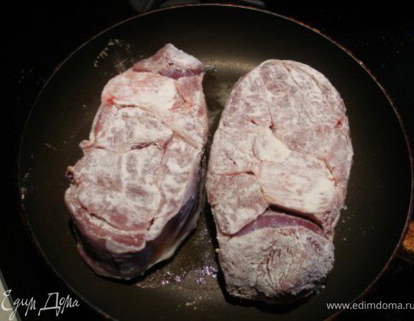 Каждый кусок рульки посолить, поперчить, обвалять в муке и поджарить на масле с каждой стороны по 3 мин.