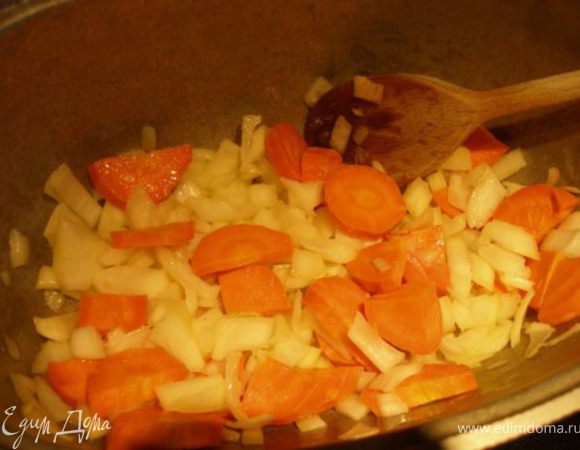 В гусятницы на масле поджарить крупно нарезанную морковь и более мелко нашинкованный лук до золотистого цвета.