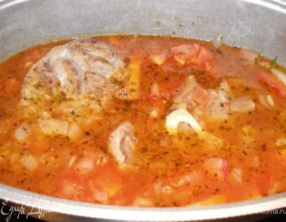 Выложить в гусятницу телячьи рульки. Довести до кипения, накрыть крышкой и отправить в духовку.