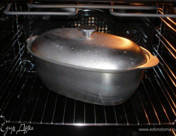 Тушить в духовке в течение 2 часов при температуре 180С. Аромат в вашем доме будет стоять потрясающий!