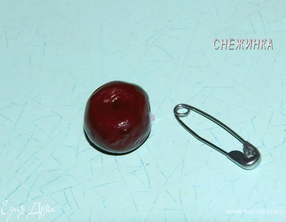 Для начала надо приготовить самый важный ингредиент торта — «пьяную» вишню. За 1–2 суток до приготовления торта разморозьте вишню, если она мороженная. Затем надо извлечь косточки. Не знаю, каким способом пользуетесь вы. Знаю, что есть специальный прибор для удаления косточек из вишни, но решила поделиться своим методом. Может быть, именно так и делаете вы, а может, он кому-то пригодится. Для этого нам понадобится булавка.