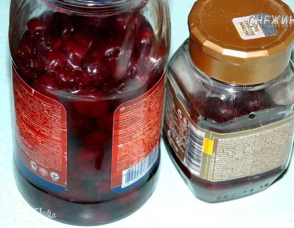 Теперь возьмите 2 баночки, в одну положите вишню без косточек, в другую — ягоды с косточкой, залейте коньяком, чтобы он покрывал вишню полностью. Оставьте на 1–2 суток.