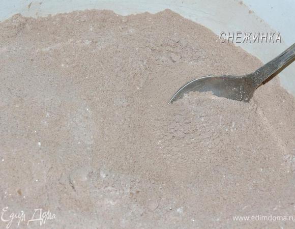 Приготовьте бисквит. Духовку разогрейте до 220°C. Просейте в миску муку, сахар, разрыхлитель, соду и какао.