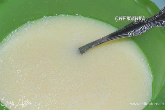 В другой миске слегка взбейте яйца, добавьте растительное масло и молоко, хорошо перемешайте. Влейте жидкие ингредиенты к сухим, перемешайте, на данном этапе тесто должно быть густым, как вязкая каша, если необходимо добавьте муки.