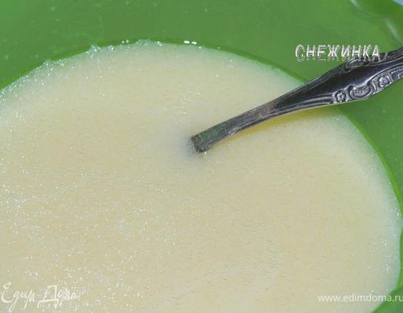 В другой миске слегка взбейте яйца, добавьте растительное масло и молоко, хорошо перемешайте. Влейте жидкие ингредиенты к сухим, перемешайте, на данном этапе тесто должно быть густым, как вязкая каша, если необходимо, добавьте муки.