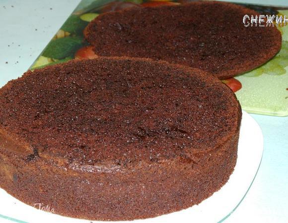 После того, как бисквит хорошо остыл (можно приготовить его накануне), надо сделать из него «коробочку». Срежьте острым ножом верхушку бисквита — около 1,5 см. Если у вас все же образовалась небольшая горочка, можно подровнять бисквит, срезав ненужную верхушку. 