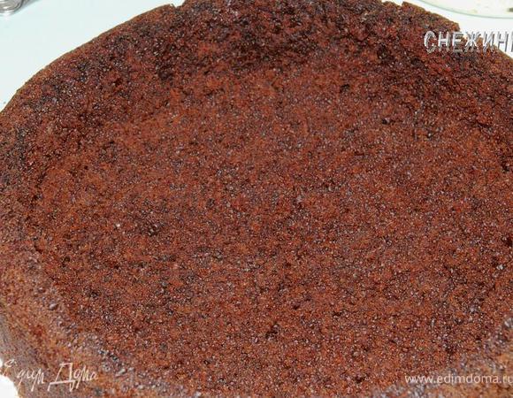 Теперь надо достать мякиш из бисквита, оставив стенки и дно толщиной 1–1,5 см. Для этого я надрезала внутри бисквит по кругу, отмеряв края.