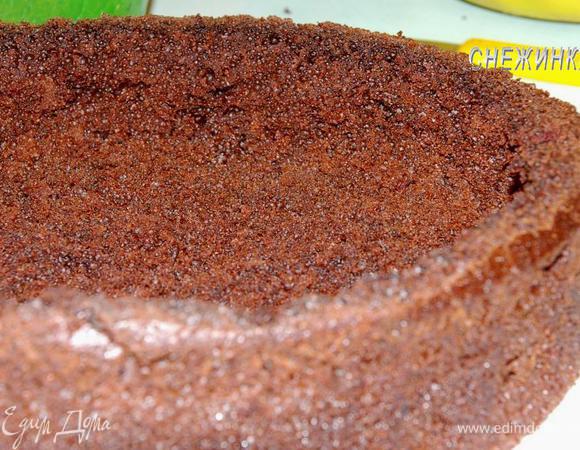 Чтобы оценить, насколько тонким осталось дно, можно поднять «коробочку» из бисквита и на ощупь определить, достаточна ли толщина или можно еще вынимать бисквит. Итак, «коробочка» готова.