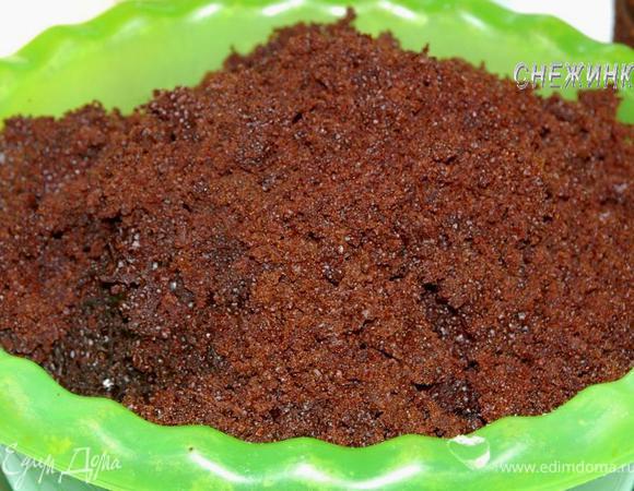 Мякоть бисквита переложите в миску, измельчите. Я просто перетерла его руками практически в крошку.